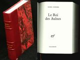 deux livres posés l'un à côté de l'autre sur une table
