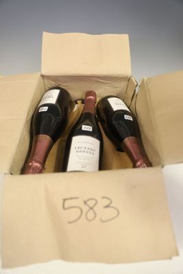 deux bouteilles de vin dans une boîte en carton posée sur une table