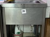 un évier en acier inoxydable dans le coin d'une cuisine