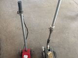 deux scooters posés sur le sol en béton