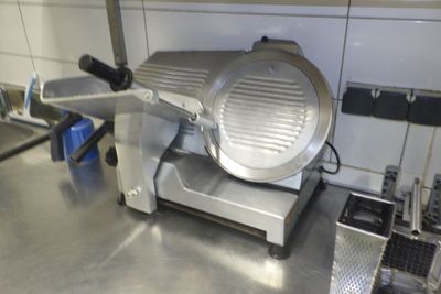 une photo d'une trancheuse à viande professionnelle dans une cuisine professionnelle