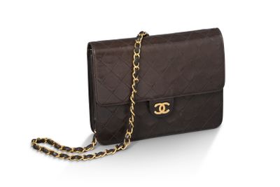une pochette Chanel en cuir marron matelassé, avec une chaîne dorée