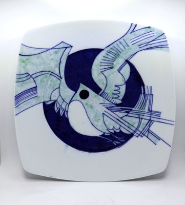 une assiette bleue et blanche avec un oiseau dessus