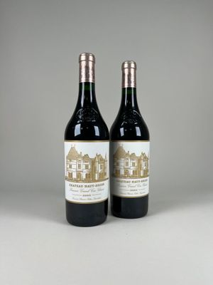 deux bouteilles de vin posées l'une à côté de l'autre sur une table