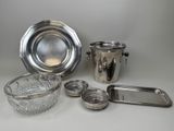 beaucoup d'objets en argent qui se trouvent sur la table