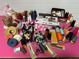 de nombreux types d'accessoires de couture posés sur une table rose