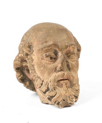 une vieille statue représentant un homme barbu