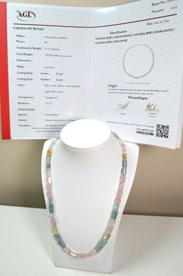 Un collier composé de 225 cts d'aigues-marines, morganites e…