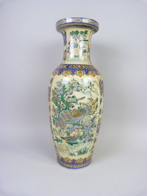 un vase orné d'un dragon posé sur une table