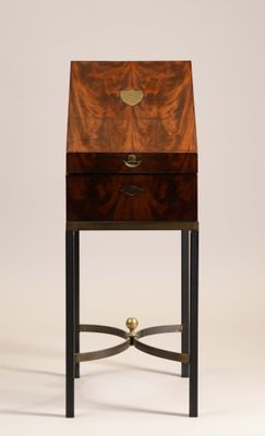un petit bureau en bois surmonté d'un tiroir