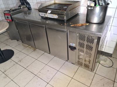 une cuisinière sur laquelle est posée une marmite dans une cuisine