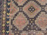un tapis marron et bleu avec un motif