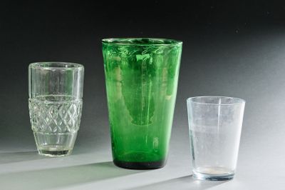 un verre vert et un verre transparent posés sur une table
