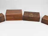 trois petites boîtes en bois avec des couvercles, sur fond blanc