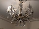 un lustre suspendu au plafond d'une pièce