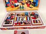 une boîte de Lego posée sur une table