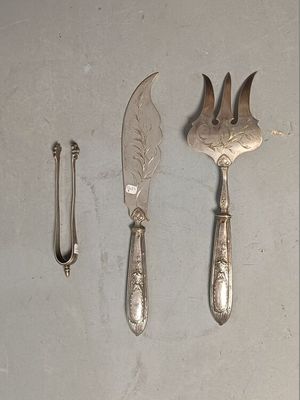 trois cuillères en argent et un couteau posés sur une table