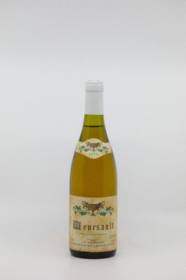 la bouteille de vin est posée sur une surface blanche