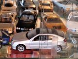 de nombreuses voitures-jouets exposées dans une vitrine