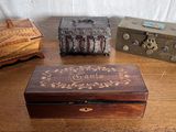une boîte en bois posée sur une table, à côté d'autres boîtes en bois