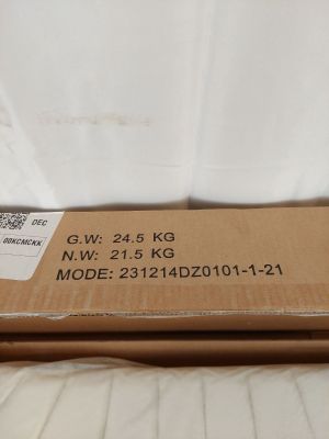 une boîte en carton avec une étiquette posée sur un lit