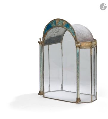 une image représentant une vitrine en verre surmontée d'un miroir