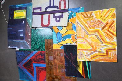 de nombreuses œuvres d'art accrochées ensemble au mur