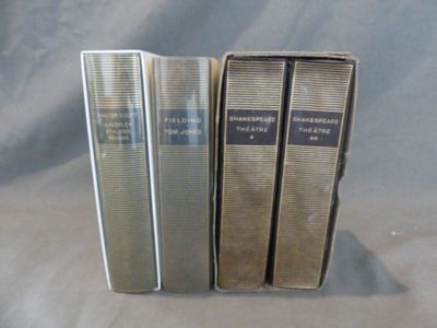 trois livres sont empilés sur une table