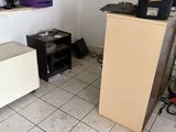 une photo d'une cuisine avec un réfrigérateur et un micro-ondes