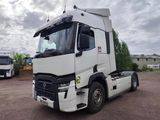 une photo d'un camion blanc garé dans un parking