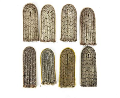 un lot de six petites plaques en bois de tailles et de formes variées