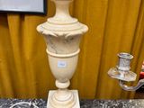 une lampe posée sur une table à côté d'autres objets