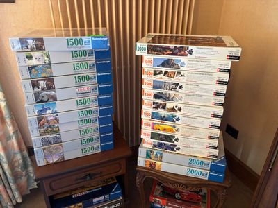plusieurs livres empilés sur une table