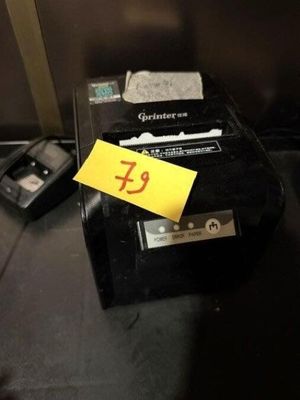 une petite boîte noire sur laquelle est accrochée une étiquette jaune