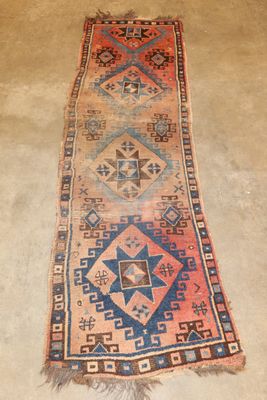un vieux tapis est posé sur le sol d'une pièce