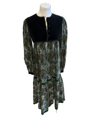 une image d'une robe sur un mannequin mannequin mannequin mannequin mannequin mannequin mannequin mannequin mann