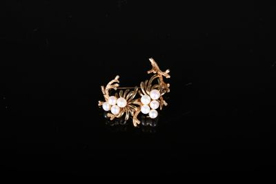 gros plan d'une paire de boucles d'oreilles sur une surface noire