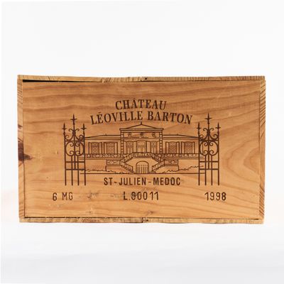 boîte en bois sur laquelle est représenté un bâtiment