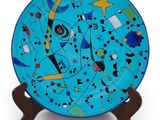 une image représentant une assiette bleue ornée de motifs abstraits