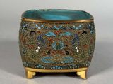 une image représentant un vase bleu et or orné d'un motif d'oiseau