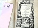 un vieux livre recouvert d'une feuille de papier