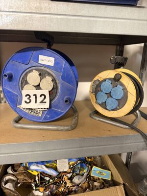 de nombreux articles sur une étagère dans un magasin
