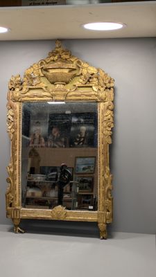 un miroir accroché au mur, dans un coin de la pièce