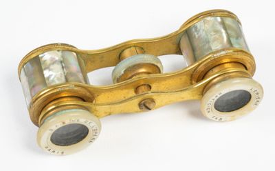 une paire de jumelles anciennes en laiton sur fond blanc