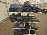 il y a beaucoup de jeans dans les rayons du magasin