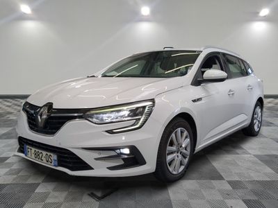 la voiture blanche est garée sur le sol à carreaux d'une pièce