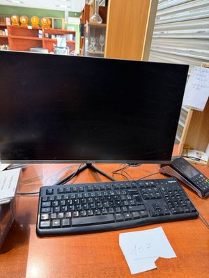 un écran d'ordinateur et un clavier sur un bureau