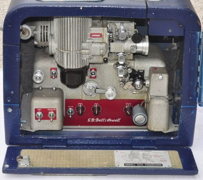 une boîte bleue contenant une machine rouge et blanche