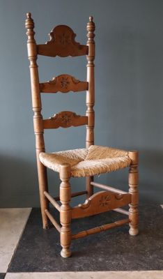 Chaise en bois naturel. Travail rustique du XXe siècle.