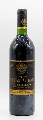 une bouteille de vin posée sur une table